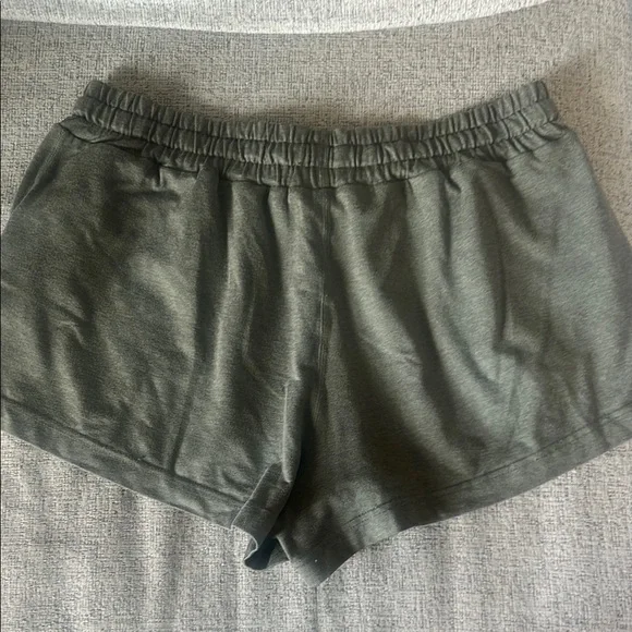 Vuori Halo Women's Medium Olive Green Shorts - Picture 2 of 2